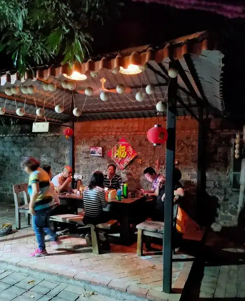 晚上,我们在院子里的凉亭乘凉,喝茶,聊天,吃零食,嘿哈逗乐犹如一家人.