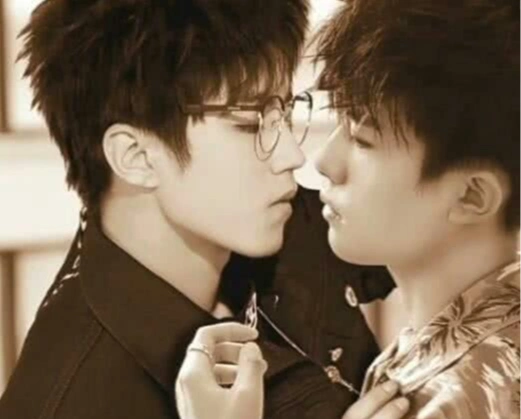 王俊凯:咱俩拍杂志吧,易烊千玺:好啊,全听你的