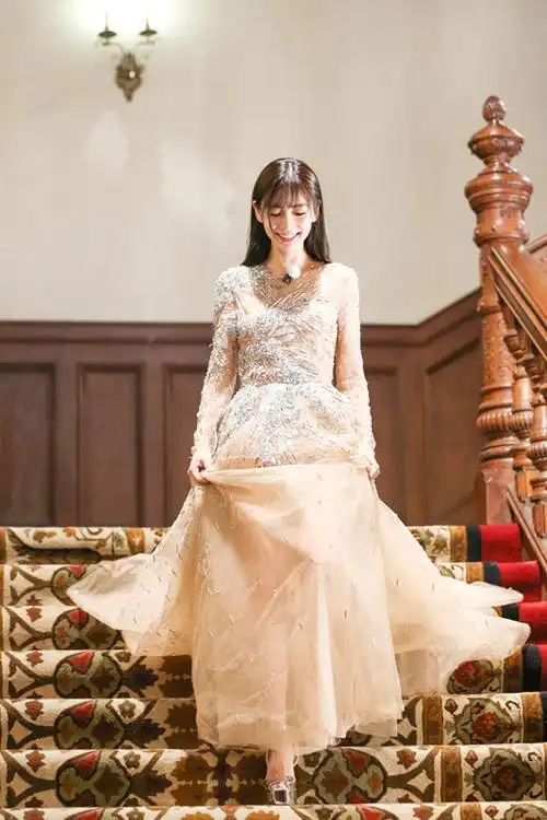 angelababy《奔跑吧》成优秀员工 提金光礼服跑传送带