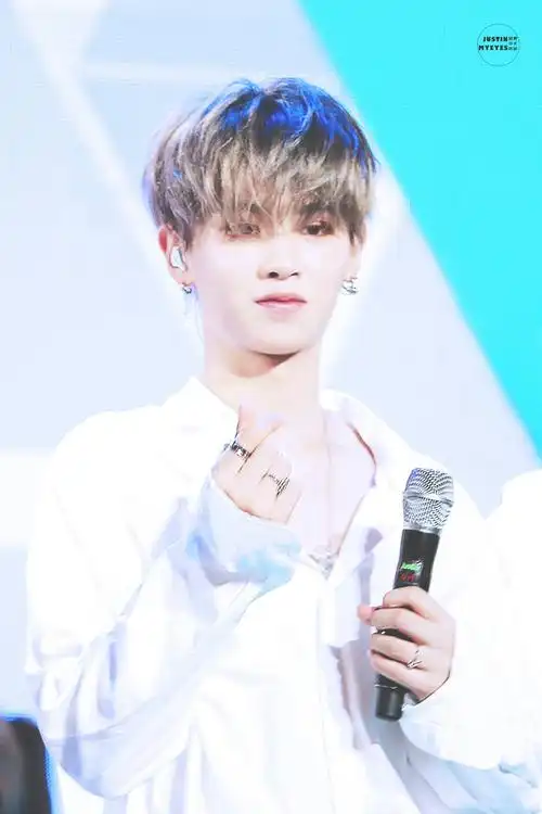 黄明昊,2002年2月19日出生于浙江温州,中国内地男歌手.