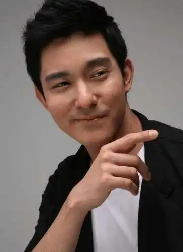 同样是混血儿的男明星,还有小时候大家童年的偶像立威廉,出演过天国的