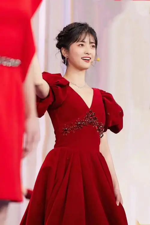 沈月留长发后更美了,穿一身红色丝绒长裙,甜美又显气质