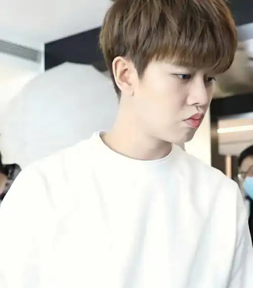 任嘉伦的嘟嘟嘴.有人想狠狠亲上一口的吗