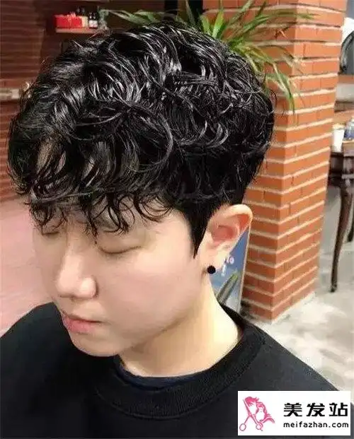 男生复古纹理烫发型 不同风格领时尚潮流_男生烫发 - 美发站