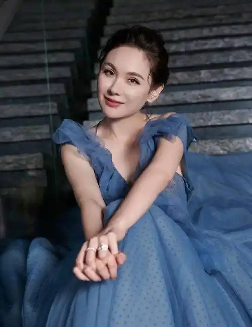 40 的程莉莎穿水手服扮美太成功,微露香肩自信靓丽,不见老态_蓝色