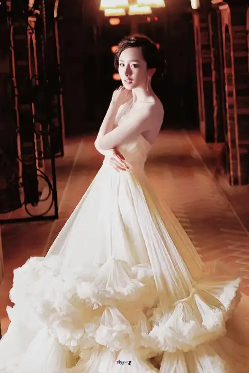 杨幂穿上婚纱的那一刻,仿佛整个世界都为她静止