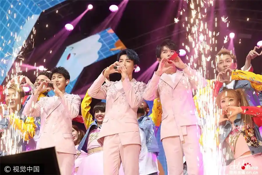 组图:tfboys四周年演唱会 变摇滚少年high翻天