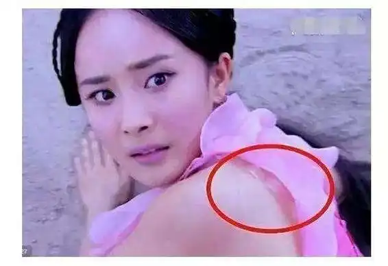 最尴尬的穿帮镜头,江一燕露了啥?担心滑落时刻用手提着上衣