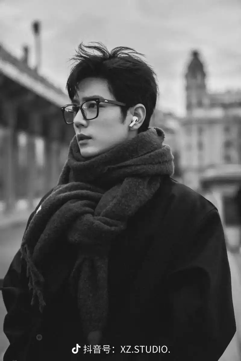 黑白系 #肖战 小小的文艺青年,三年蜕变终成时光的见证者 - 抖音