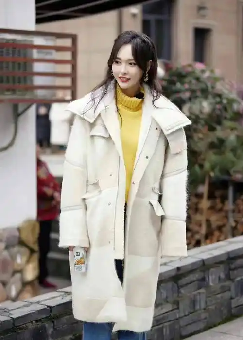 百变风格唐嫣,一袭灰白外套搭配黄色毛衣和牛仔裤,休闲俏皮减龄_时尚