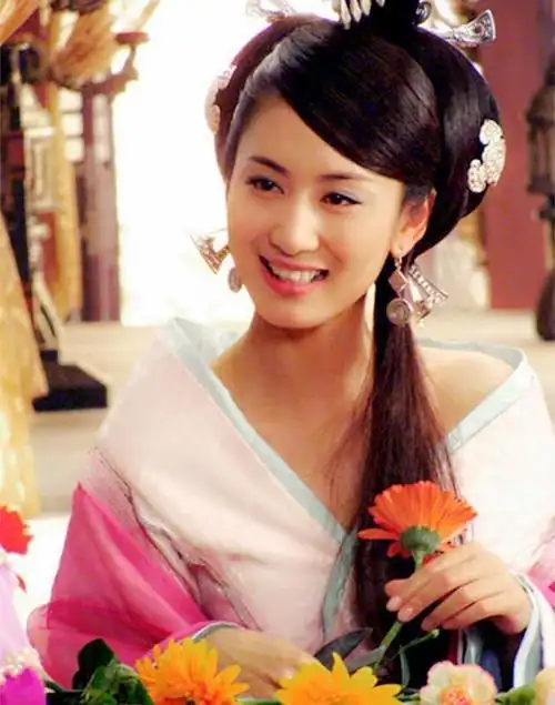 2008年的古装剧《母仪天下》中,佟丽娅饰演历史上知名的赵飞燕,而她