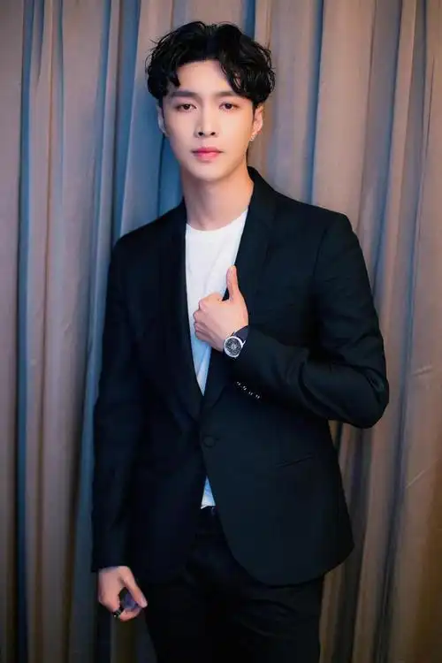 "小绵羊"张艺兴时尚美丽大增,西装风型男魅力四射,惹人爱!