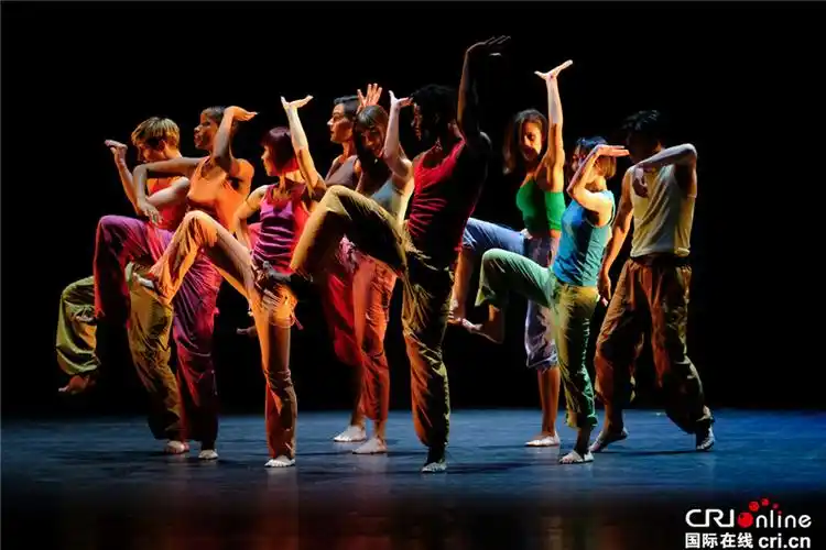 纽约詹妮弗穆勒现代舞团开启弹幕模式