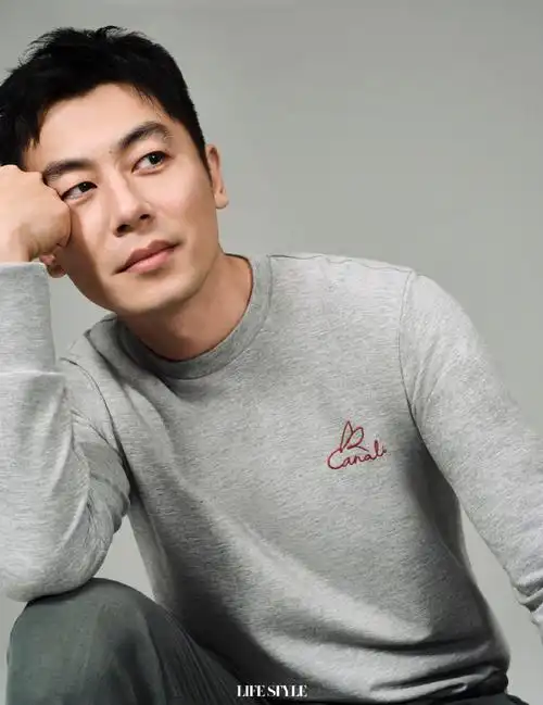 朱亚文黑色极简大衣造型