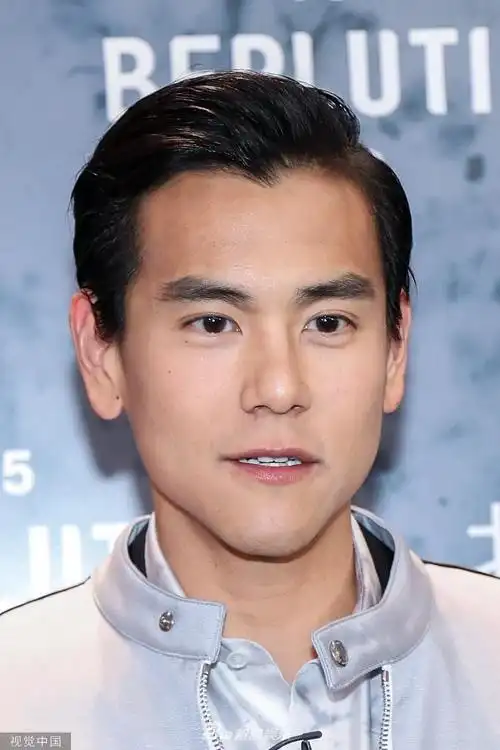 彭于晏身穿夹克似赛车手梳背头五官硬朗帅气十足