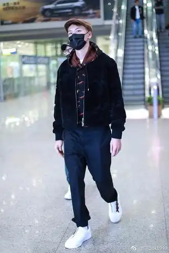 陈伟霆贝雷帽黑外套帅气十足,看完全身照网友表示:这是182?