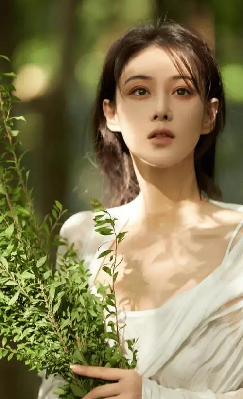 女神张馨予魅力爆棚!炸裂身材谁能抵挡?绝美曲线引发热议!_肌肤_性格_