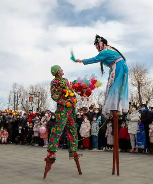 玉兔闹春精彩高跷表演增浓春节气氛