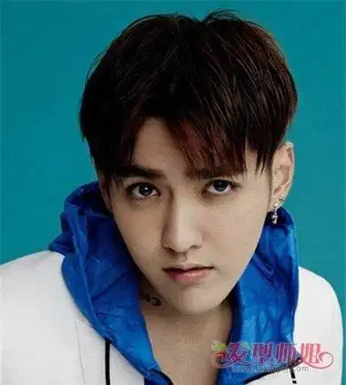 吴亦凡桃心刘海烫短发发型四六分更适合做成桃心刘海的样子,吴亦凡的