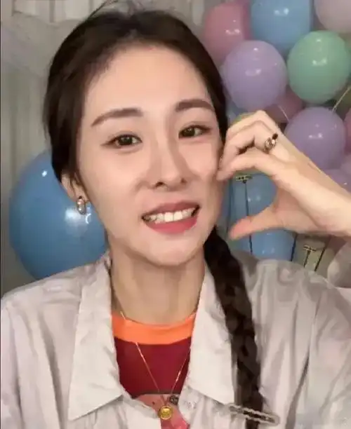 张碧晨素颜无滤镜直播颜值被很多网友吐槽.