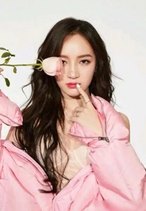 2019年5月9日,孟佳在微博晒出与男友elroy十指紧扣的照片,大方公布