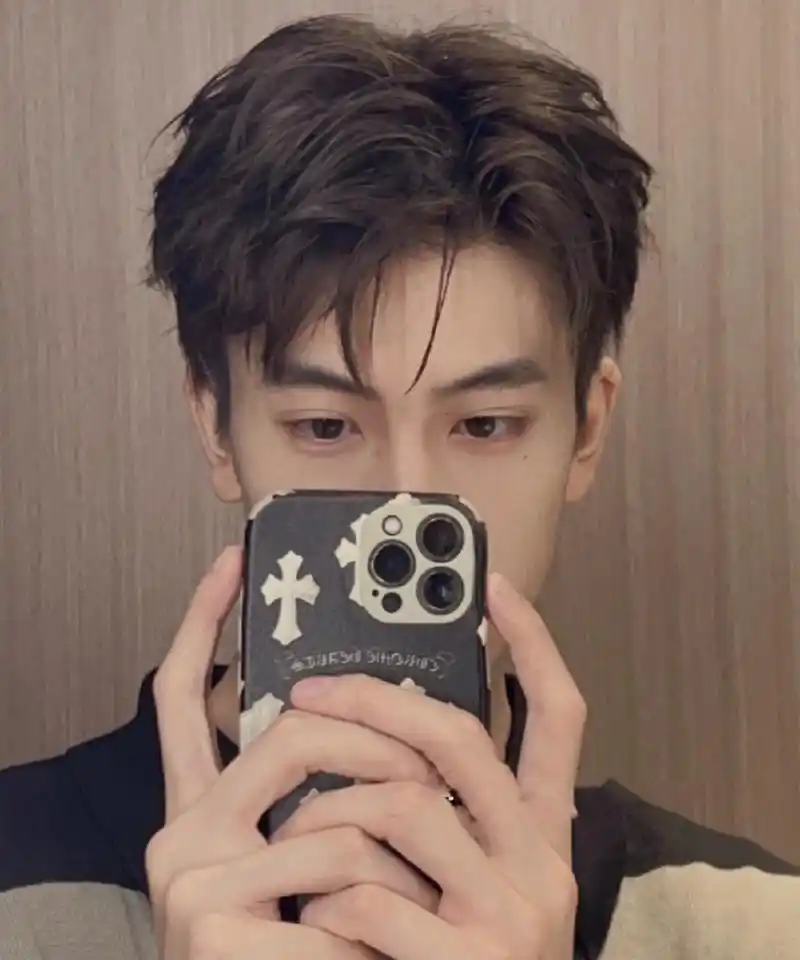 超帅的男生三七分发型7878颜值爆表 你可以不穿名牌,但一定要剪