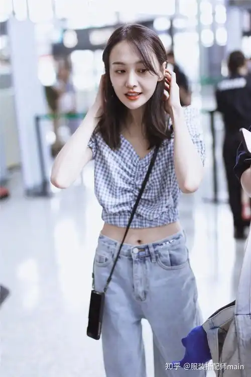 郑爽终于高调穿不足200元的露脐装展现完美身材28岁美得出众