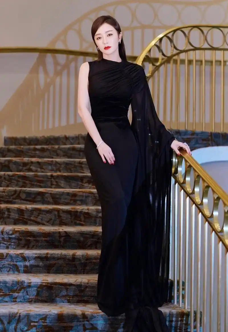 秦岚要美起来也没谁了!一袭黑色晚礼服就够了,美的让人挪不开眼
