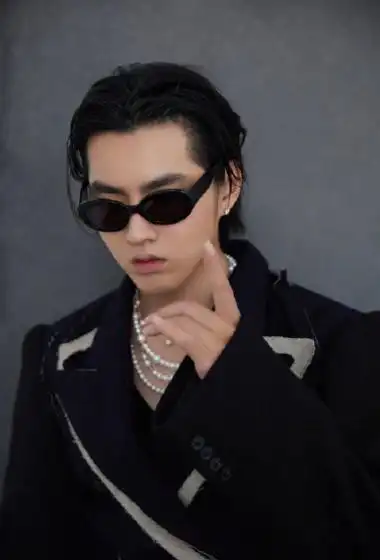 吴亦凡珍珠项链黑西装精致帅气写真36