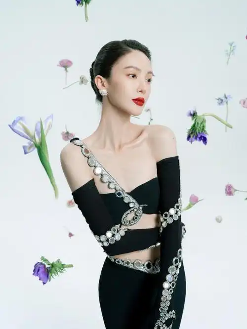 金晨微博之夜惊艳造型释出 抹胸蛮腰鱼尾裙 大胆前卫且很有时髦感