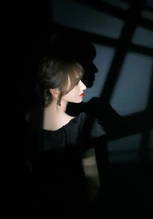 程潇穿黑短裙秀美腿 麻花辫配蕾丝蝴蝶结造型温柔