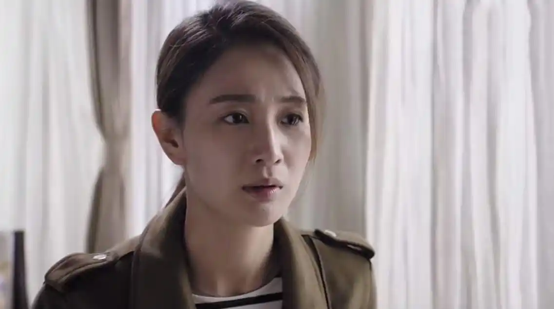 她的瞬间表演有点浮夸,为了掩饰内心的痛苦她没有表现出一副镇定而是