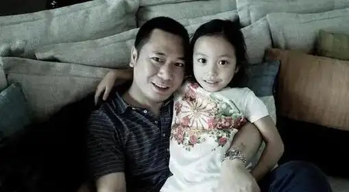 在全国首映,黄有龙还曾经在网上晒出全家去海边度假的照片,为赵薇加油