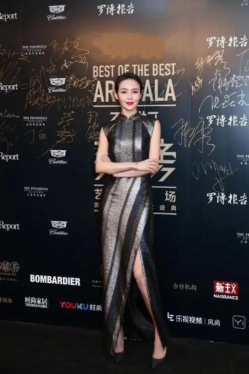 于明加真天生尤物银色亮片旗袍大秀美背诠释何为风情万种