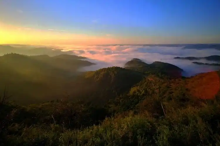 甘泉大峡谷山中观云海