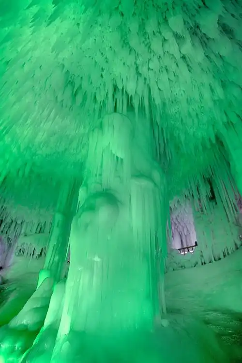 罕见的自然奇观云丘山万年冰洞