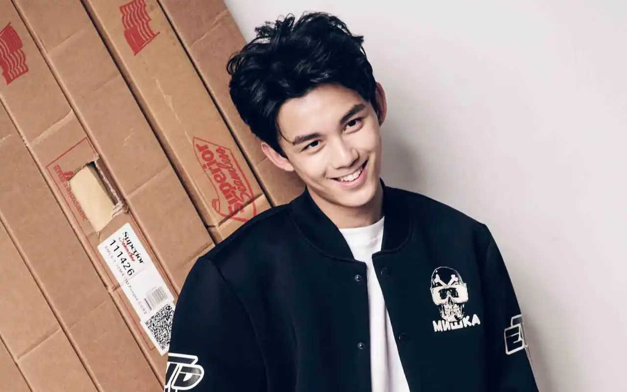 小鲜肉帅哥吴磊写真壁纸下载