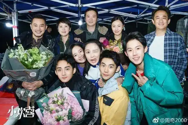 张路人网友拍的开机路透图,照片里有个挺小的孩子,不知道是不是小演员