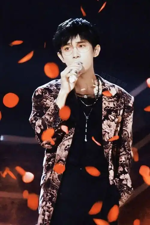 新鲜的易烊千玺舞台照,每一张都好喜欢!