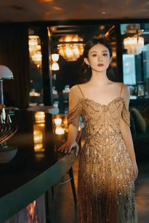 赵丽颖的最新出妆图曝光!穿一身棕衣太飒了,扎高马尾嫩得像18岁