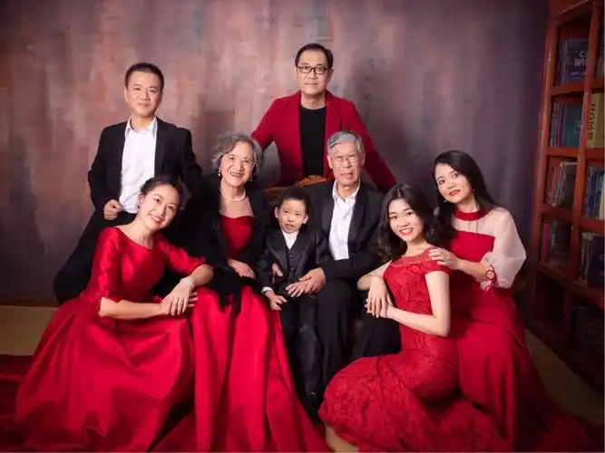 谨以我们"全家福"祝华家怡园的亲人们在新的一年里平安,健康,幸福