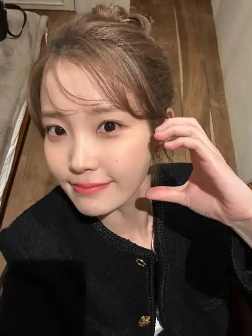 李知恩超话7015#justforiu#  240301 iu李知恩官推更新自拍