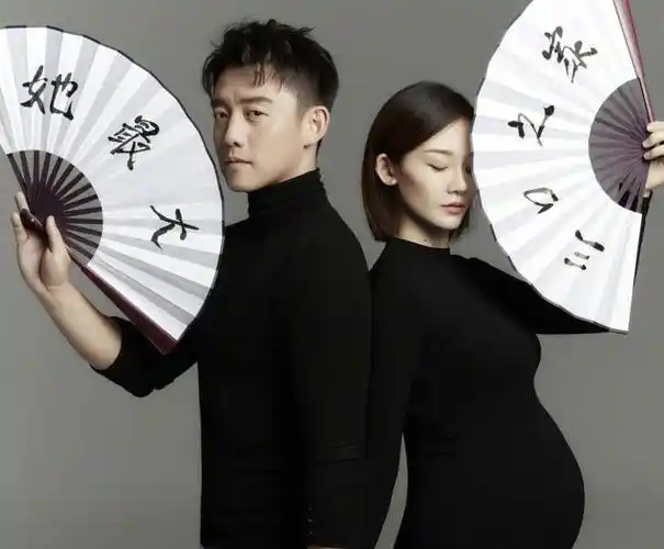 郑恺一家三口合照曝光,幸福感扑面而来,我却被苗苗的身材给吸引_照片