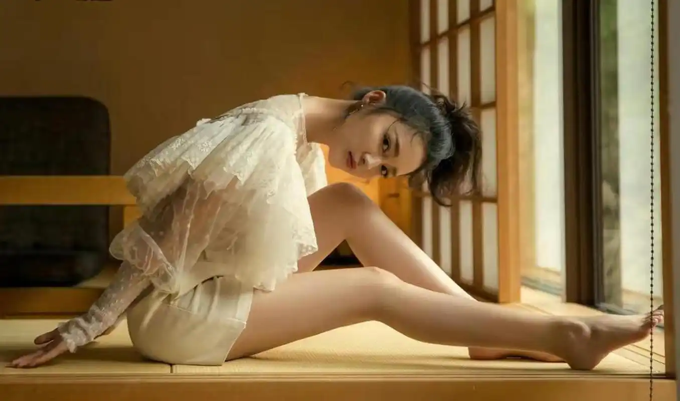 李沁青春感满分,身穿白t恤搭配彩色短裤亮相,大长腿抢眼又抢镜