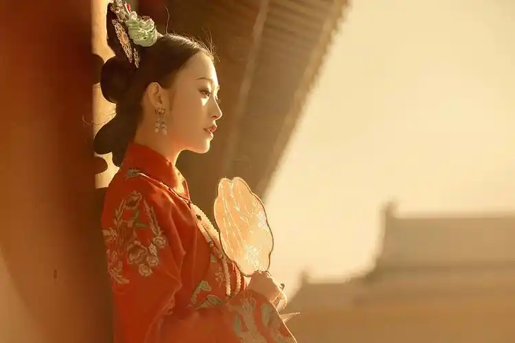 深宫中的宫装美女气质高冷淡雅写真