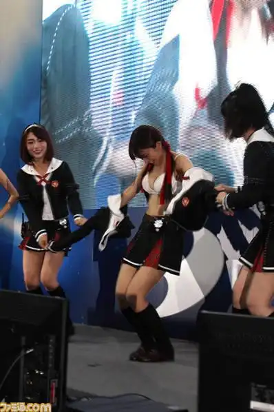 日本电竞展惊现美女互撕衣服场面香艳已经看呆