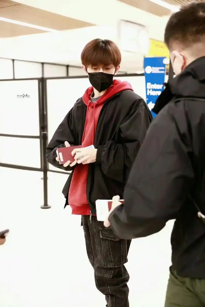 易烊千玺回国饭拍来啦～ 红色卫衣77黑色外套简单帅气,私服造型也好