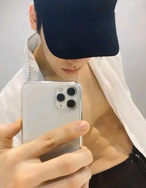 湿发 腹肌 怼脸,王哥真的绝绝子!