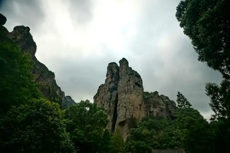 灵峰景区可以说是日夜景色各不相同!日间的灵峰,奇峰环绕,千形万状.