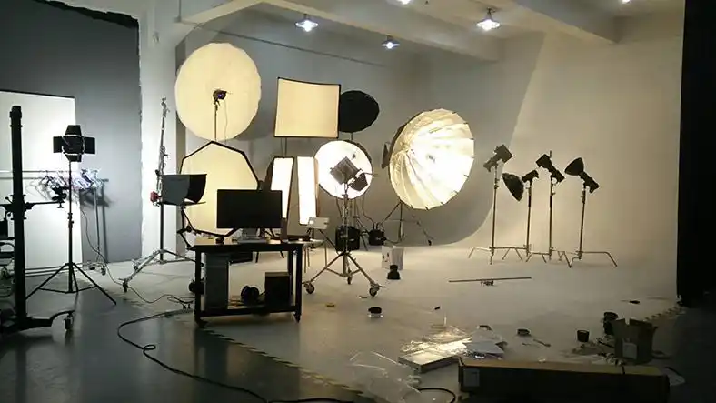 贰月影视斥资打造的绿幕摄影棚顺利完工